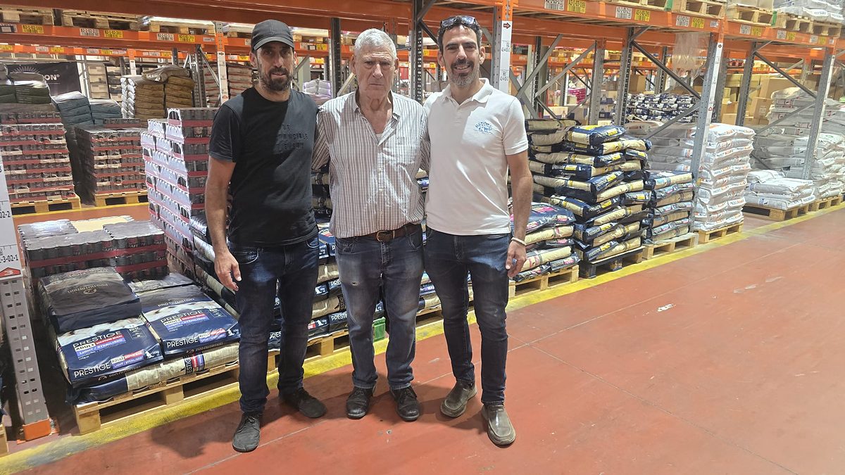 משפחת מדיוני: האב ושני בניו במחסן פרסטיז׳ בישראל
